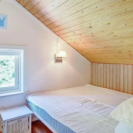 6 Person In Aakirkeby-by Traum *