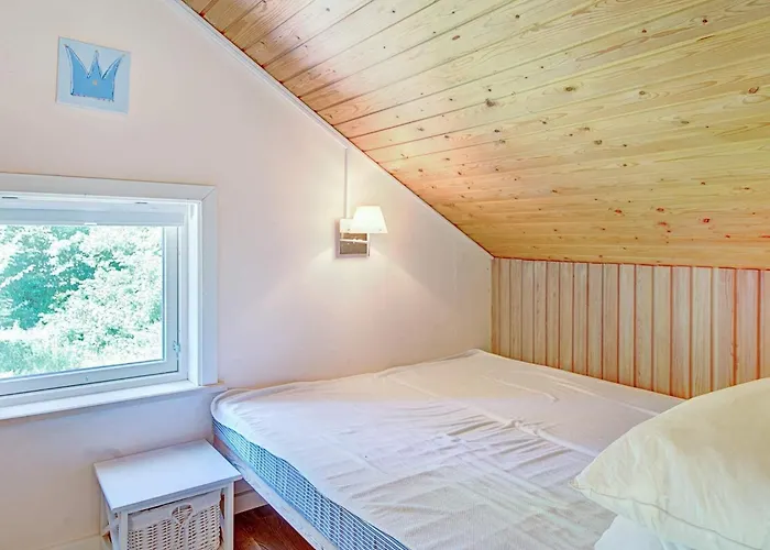 6 Person In Aakirkeby-by Traum *